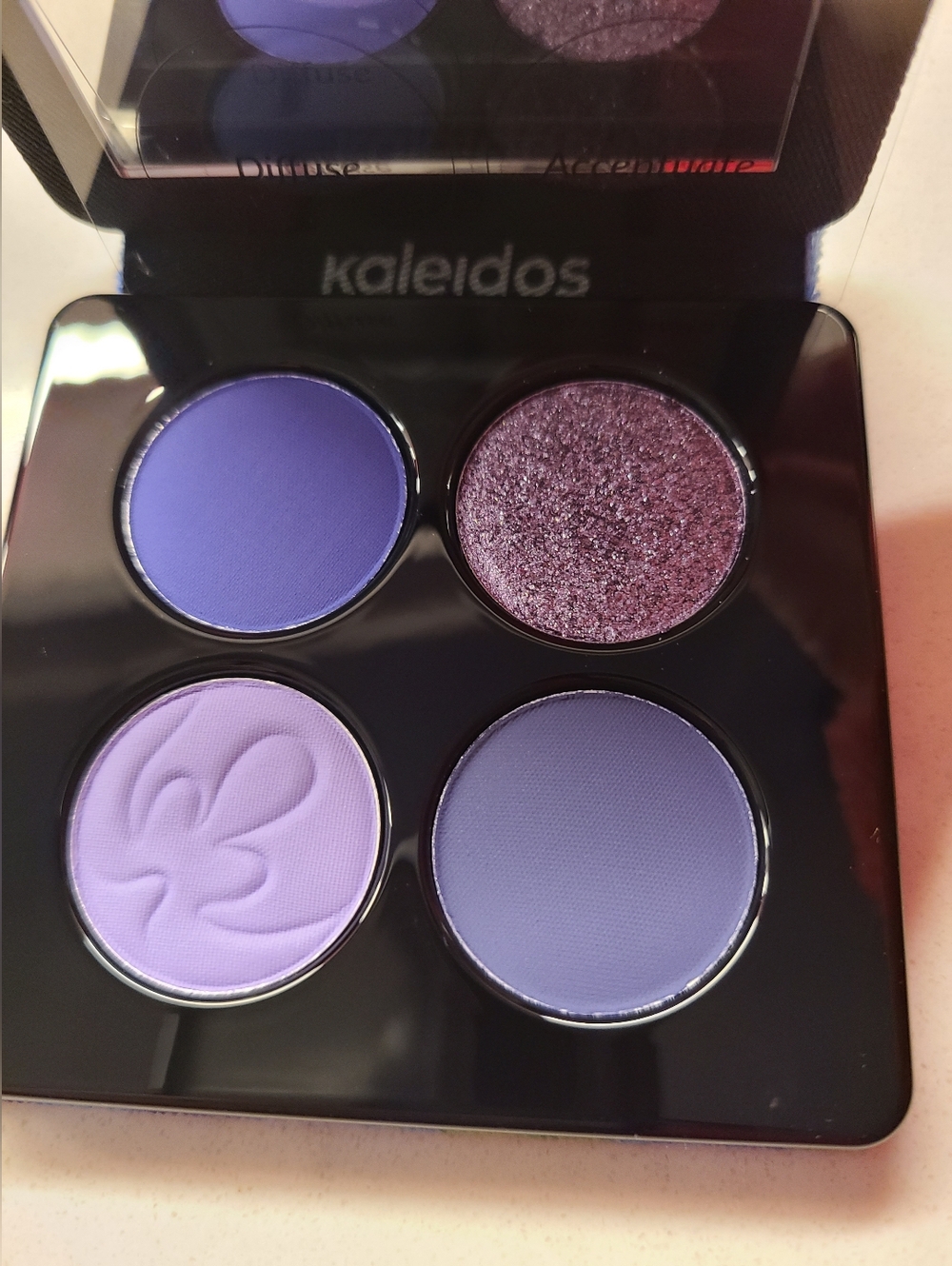 Kaleidos Eyeshadow Quad - Glowing Iris - Picture 3 of 5
